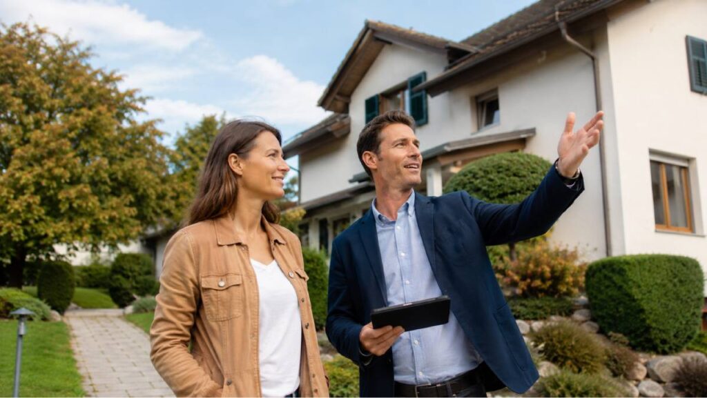 Immobilienbewertung vor Ort: Makler bei der Begehung eines Einfamilienhauses